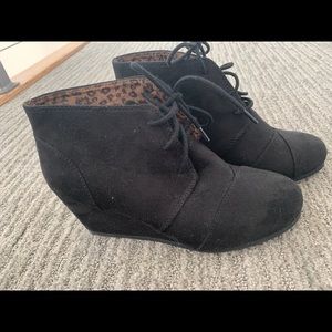Black wedges